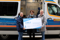 Präsidentin Frau Cordula Jäger-Bredenfeld übergibt gemeinsam mit Frau Janine Hoffmann den symbolischen Spendenscheck an Frau Luisa Garthof vom Wünschewagen des ASB. © LVermGeo Präsidentin Frau Cordula Jäger-Bredenfeld übergibt gemeinsam mit Frau Janine Hoffmann den symbolischen Spendenscheck an Frau Luisa Garthof vom Wünschewagen des ASB.