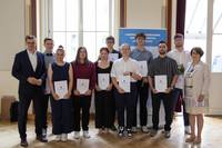 Die Absolventinnen und Absolventen des LVermGeo mit dem Staatssekretär des MID und der Präsidentin des LVermGeo