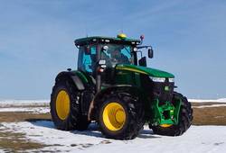 Der LPS im Einsatz - Traktor mit Empfangs- und Verarbeitungseinrichtung für Satellitensignale