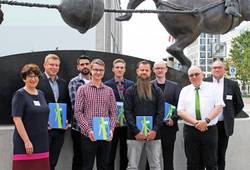 Die Besten des Jahrgangs 2021 mit den Vertretern der Verbände 