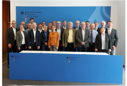 Mitglieder des LG GDI-DE zur 40. Sitzung im BMI in Berlin (https://www.gdi-de.org) © Koordinierungsstelle GDI-DE © Birgit Kohlenbach Mitglieder des LG GDI-DE zur 40. Sitzung im BMI in Berlin (https://www.gdi-de.org) © Koordinierungsstelle GDI-DE