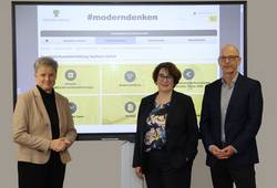 Vorstellung der Grundstückmarktinformationen 2025, v.l.n.r. die Ministerin Dr. Lydia Hüskens, Präsidentin des LVermGeo Cordula Jäger-Bredenfeld und Ralph Ackermann, Vorsitzender des Gutachterausschusses