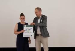 Frau Moy ist die Gewinnerin des Wettbewerbs zur Erstellung einer Karte im Rahmen einer Ausbildung von der DGfK Sektion Halle/Leipzig e.V. © LVermGeo ST Frau Moy ist die Gewinnerin des Wettbewerbs zur Erstellung einer Karte im Rahmen einer Ausbildung von der DGfK Sektion Halle/Leipzig e.V.