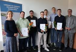 Sechs Vermessungsoberinspektorenanwärter erhalten ihre Prüfungszeugnisse