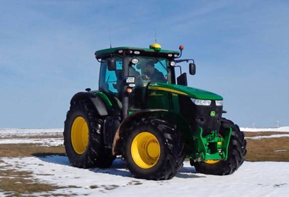 Der LPS im Einsatz - Traktor mit Empfangs- und Verarbeitungseinrichtung für Satellitensignale