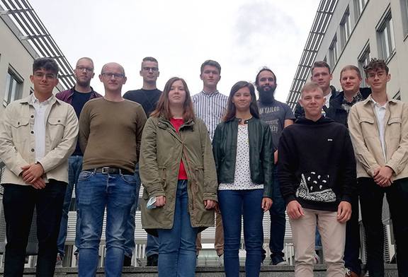 12 von 13 Studierenden aus dem Jahrgang 2021 des Studiengangs „Vermessung und Geoinformatik – dual“ 