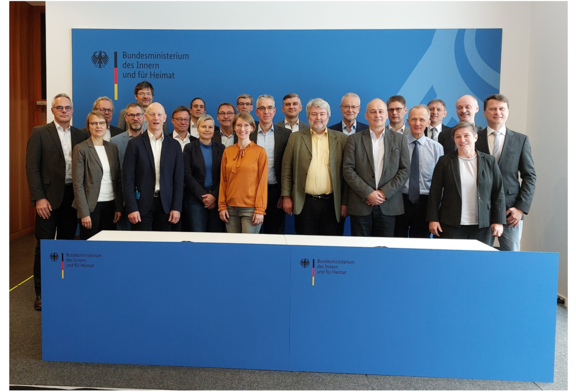 Mitglieder des LG GDI-DE zur 40. Sitzung im BMI in Berlin (https://www.gdi-de.org) © Koordinierungsstelle GDI-DE © Birgit Kohlenbach Mitglieder des LG GDI-DE zur 40. Sitzung im BMI in Berlin (https://www.gdi-de.org) © Koordinierungsstelle GDI-DE