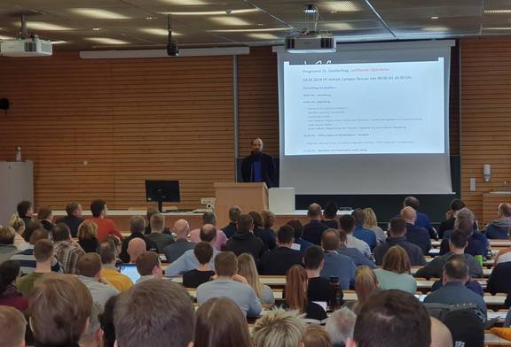 Abb. 2: Begrüßung - Geofachtag Sachsen-Anhalt 2024, © netzwerk | GIS Sachsen-Anhalt e. V. © Birgit Kohlenbach Abb. 2: Begrüßung - Geofachtag Sachsen-Anhalt 2024, © netzwerk | GIS Sachsen-Anhalt e. V.