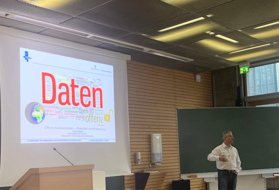 Abb. 3: Vortrag „Offene Geobasisdaten: Potenzial und Anwendung“, Geofachtag Sachsen-Anhalt 2024, © LVermGeo Abb. 3: Vortrag „Offene Geobasisdaten: Potenzial und Anwendung“, Geofachtag Sachsen-Anhalt 2024, © LVermGeo