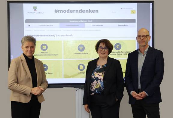 Vorstellung der Grundstückmarktinformationen 2025, v.l.n.r. die Ministerin Dr. Lydia Hüskens, Präsidentin des LVermGeo Cordula Jäger-Bredenfeld und Ralph Ackermann, Vorsitzender des Gutachterausschusses