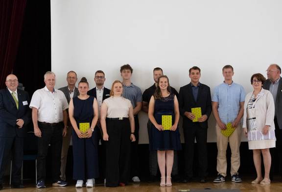 Die Besten der Winterprüfung 2024/25 und Sommerprüfung 2025 mit den Vertretern der Berufsverbände © LVermGeo ST Die Besten der Winterprüfung 2024/25 und Sommerprüfung 2025 mit den Vertretern der Berufsverbände