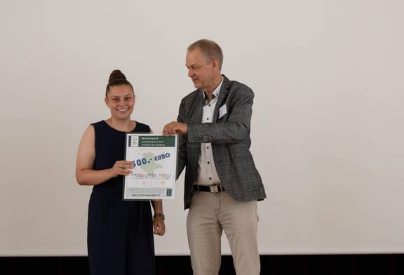 Frau Moy ist die Gewinnerin des Wettbewerbs zur Erstellung einer Karte im Rahmen einer Ausbildung von der DGfK Sektion Halle/Leipzig e.V. © LVermGeo ST Frau Moy ist die Gewinnerin des Wettbewerbs zur Erstellung einer Karte im Rahmen einer Ausbildung von der DGfK Sektion Halle/Leipzig e.V.