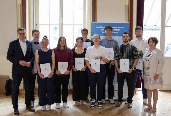 Die Absolventinnen und Absolventen des LVermGeo mit dem Staatssekretär des MID und der Präsidentin des LVermGeo