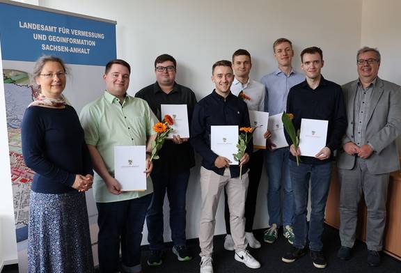 Sechs Vermessungsoberinspektorenanwärter erhalten ihre Prüfungszeugnisse