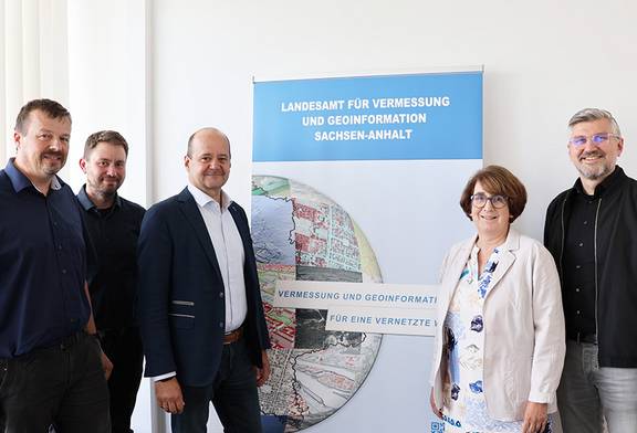 Abb. 2: Übergabe der Beitrittserklärung © LVermGeo ST Abb. 2: Übergabe der Beitrittserklärung