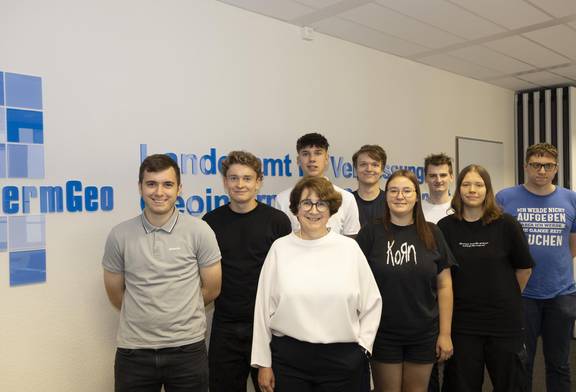 Cordula Jäger-Bredenfeld, Präsidentin des LVermGeo, begrüßt die acht neuen Auszubildenden © LVermGeo ST Cordula Jäger-Bredenfeld, Präsidentin des LVermGeo, begrüßt die acht neuen Auszubildenden